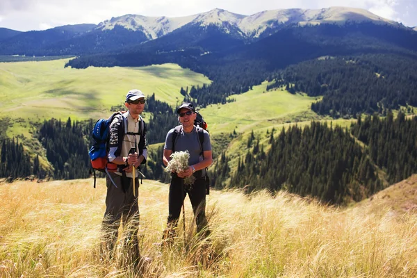 Iki backpackers dağ — Stok fotoğraf