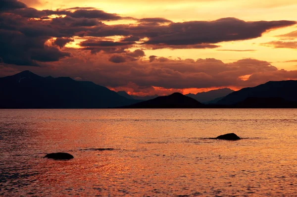 Zachód słońca na górskim jeziorze — Zdjęcie stockowe