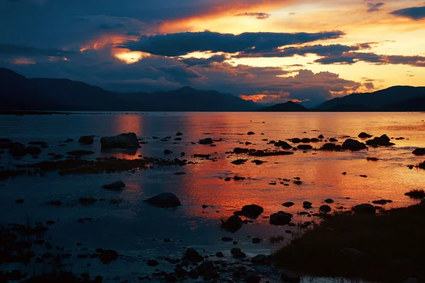 Solnedgång på fjällsjö — Stockfoto