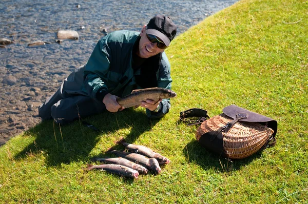 Fiske på berg flod i Mongoliet — Stockfoto