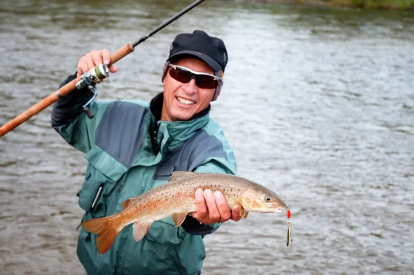 Fiske på berg flod i Mongoliet — Stockfoto