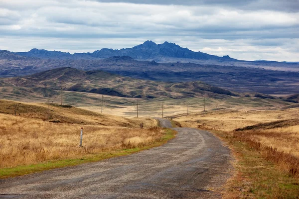 Régi vidéki road, sivatagi hegyek — Stock Fotó