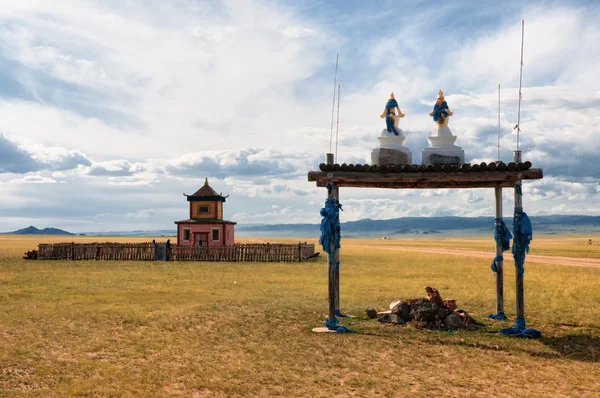 Буддийский храм рядом с дорогой в Монголии — стоковое фото