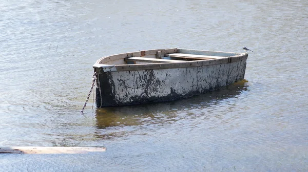Φόντο. το σκάφος που ρίχνονται τηρούνται από μια αλυσίδα — Φωτογραφία Αρχείου