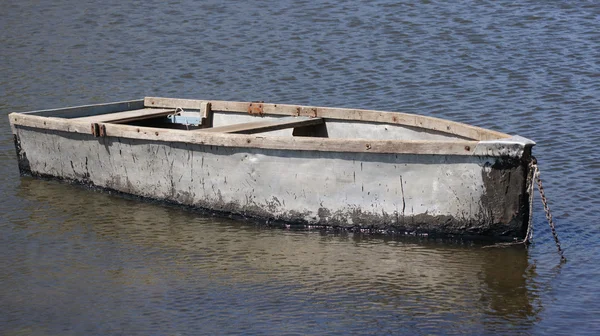 Hintergrund. das geworfene Boot an einer Kette befestigt — Stockfoto