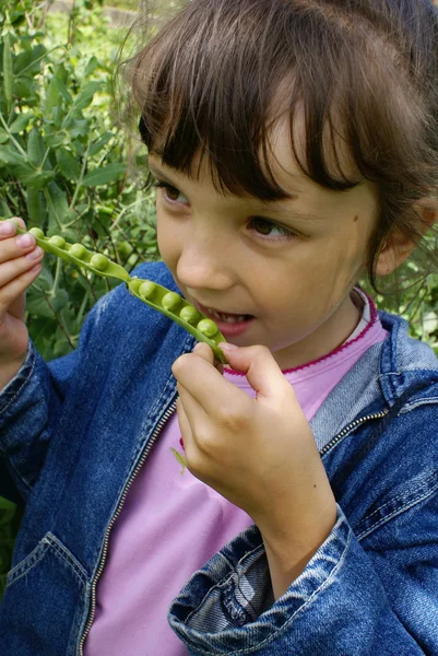 The girl with peas — Stock Photo, Image