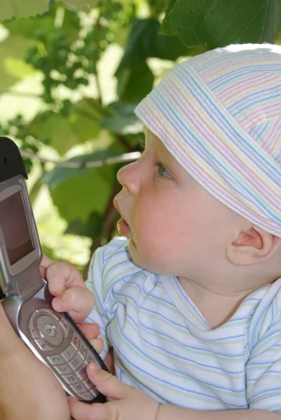Barnet med telefon — Stockfoto