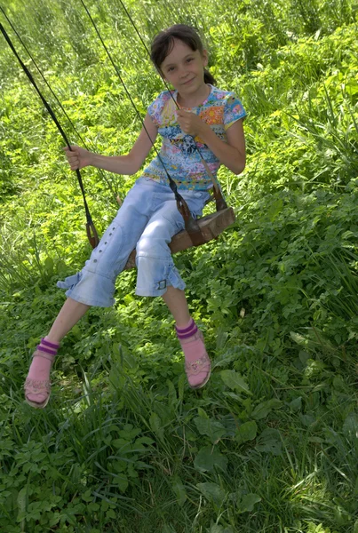 Dívka na houpačce — Stock fotografie
