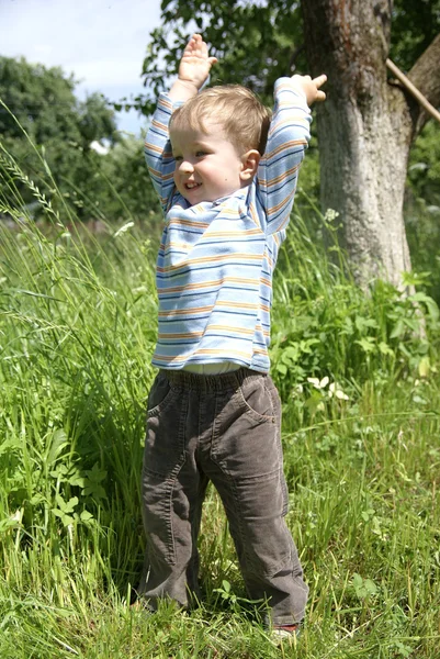 Chlapec nad trávy — Stock fotografie