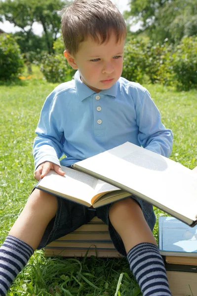 Μικρό αγόρι διαβάζει ένα βιβλίο — Φωτογραφία Αρχείου