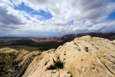 içinde kumtaşı kar kanyon - utah için aşağı bakıyor