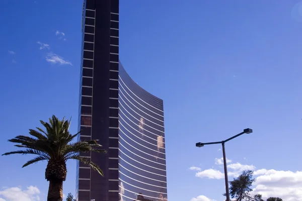 Közelről egy felhőkarcoló, és tiszta égbolt — Stock Fotó