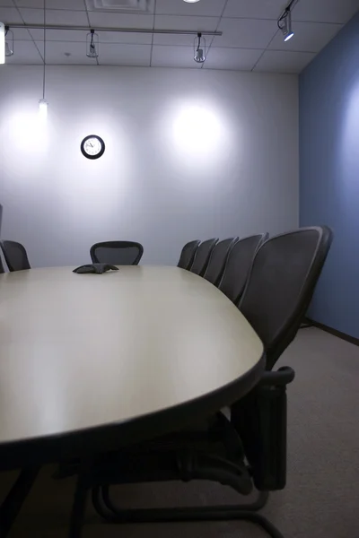 在会议室中的某一行中的椅子 — 图库照片
