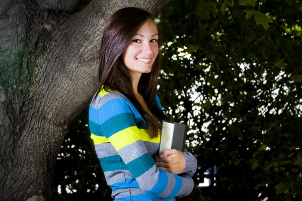 Krásné dospívající drží knihu — Stock fotografie