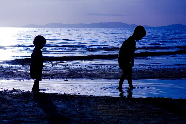 Діти грають на пляжі te — стокове фото