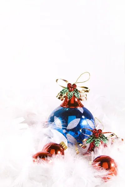 Ornamenti natalizi con spazio bianco — Foto Stock