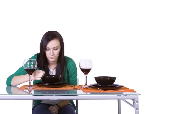 Vacker kvinna äta middag ensam — Stockfoto