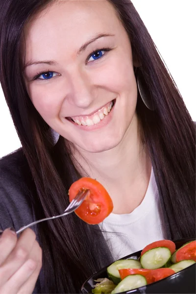 Красивая девушка ест салат — стоковое фото
