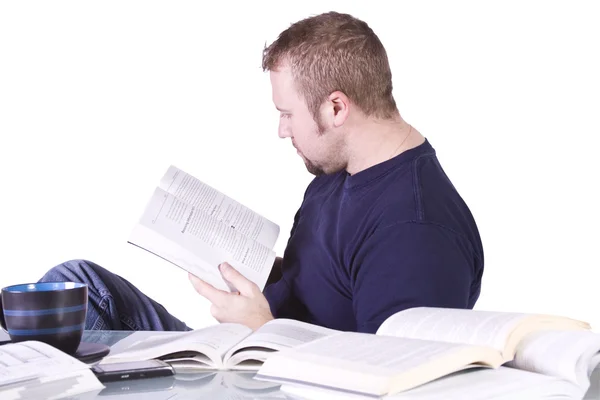 Collegestudent med böcker på bordet studera — Stockfoto