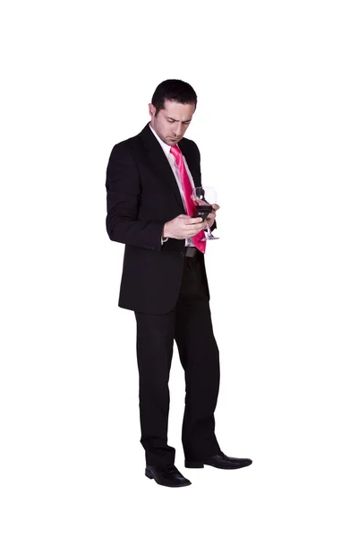 Uomo d'affari con un bicchiere di drink sms — Foto Stock