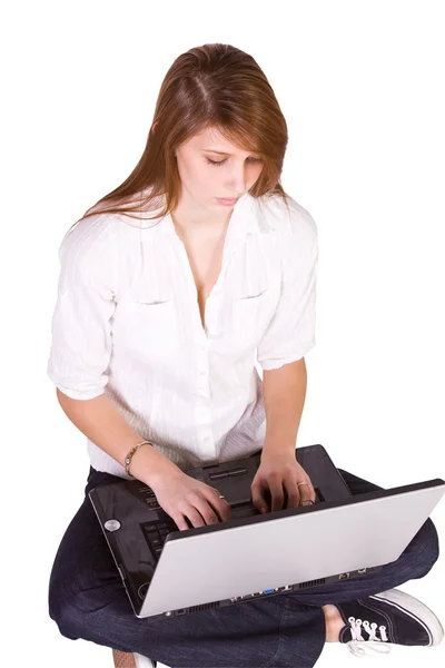 Vacker flicka arbetar på sin laptop — Stockfoto