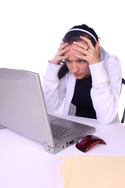 Adolescente estresado con un ordenador portátil — Foto de Stock