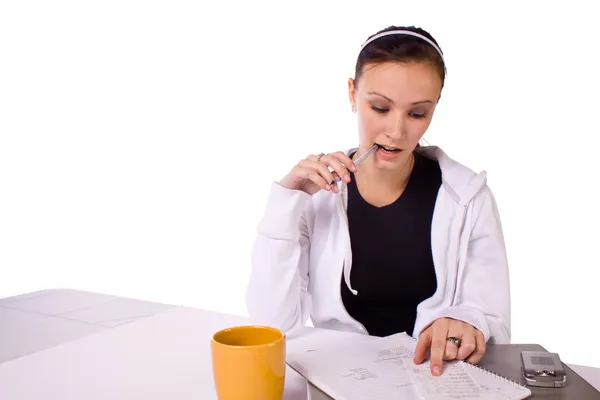 Menina adolescente pagando contas e fazendo uma lista de fazer — Fotografia de Stock