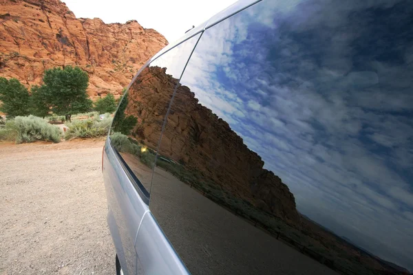 Reflexion des Himmels mit Felsen auf dem Hintergrund - travel con Stockbild