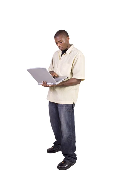 युवा काळा माणूस उभे आणि लॅपटॉपवर काम — स्टॉक फोटो, इमेज