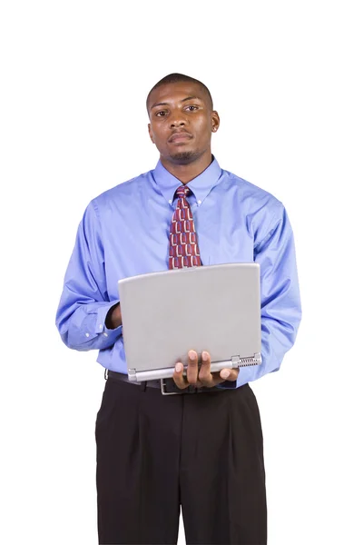 Jonge zwarte man permanent en die op laptop werkt — Stockfoto