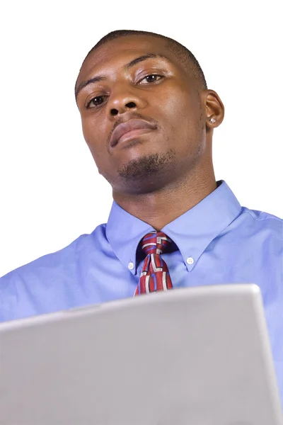 Jovem negro de pé e trabalhando no laptop — Fotografia de Stock