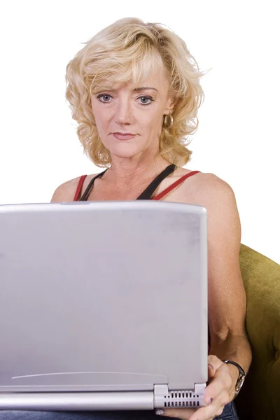 Kobieta siedzi na kanapie na laptopie — Zdjęcie stockowe