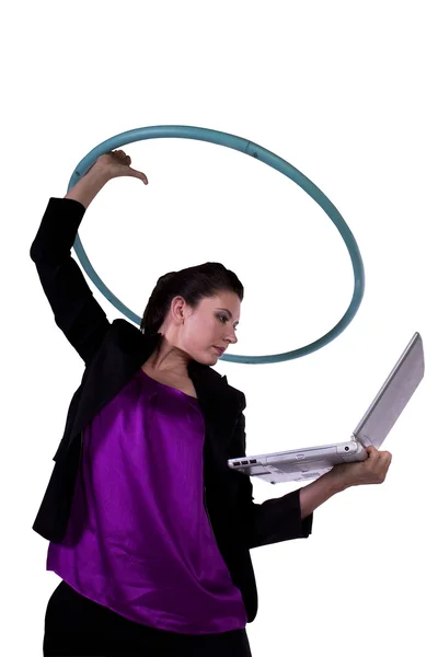 Una donna d'affari felice che si esercita con un hul-hoop — Foto Stock