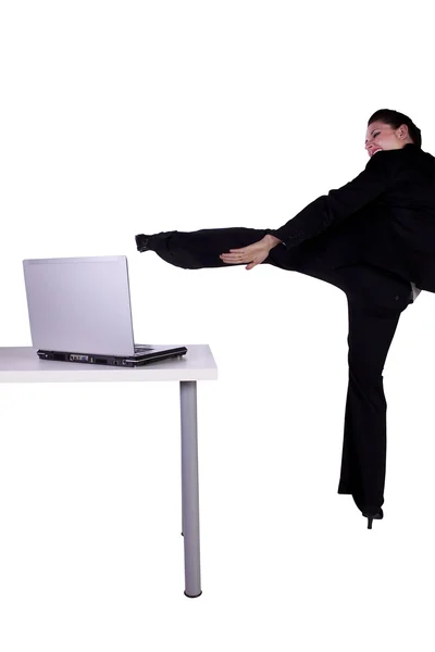Bela perturbado empresária chutando laptop — Fotografia de Stock