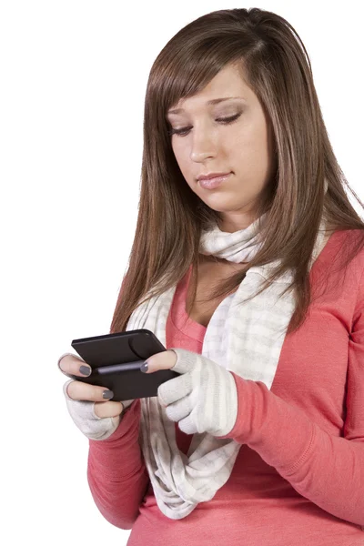 Bella ragazza texting su un panificio bianco — Foto Stock