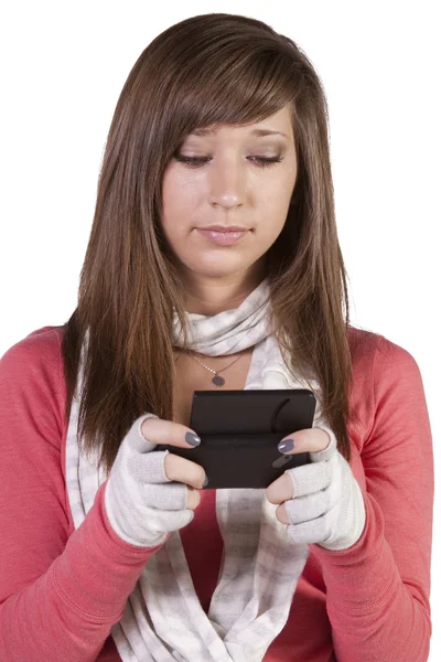 Bella ragazza texting su un panificio bianco — Foto Stock