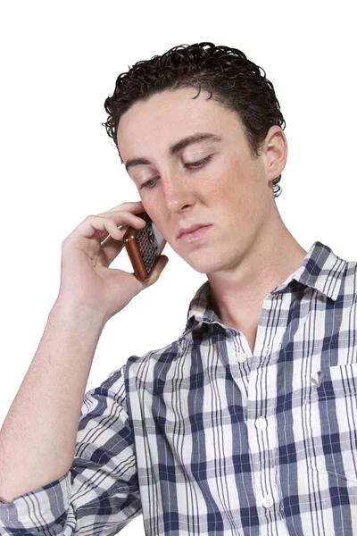 Homme occasionnel parlant sur un téléphone portable — Photo