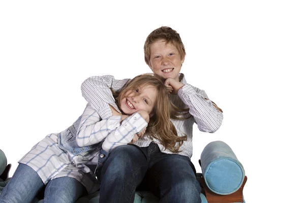 Irmão e irmã brincando ao redor — Fotografia de Stock