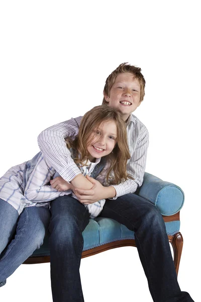 Bratr a sestra goofing okolí — Stock fotografie