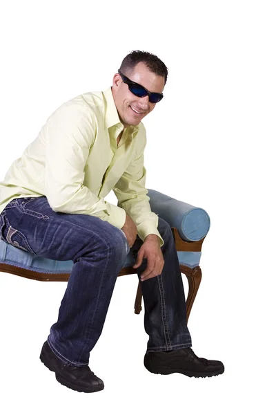 Beyaz adam rahat bir sandalyede oturuyor — Stok fotoğraf