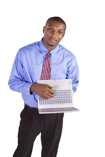 Fiatal fekete férfi állt, és működő-ra laptop — Stock Fotó
