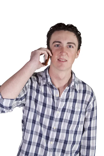 Hombre casual de pie mientras habla en un teléfono celular — Foto de Stock