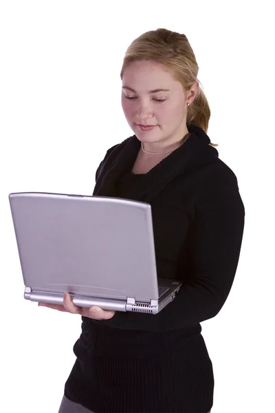 Hermosa chica sosteniendo un ordenador portátil — Foto de Stock