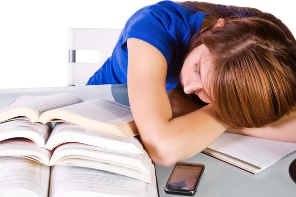 Estudiante universitaria durmiendo en su escritorio Imágenes de stock libres de derechos