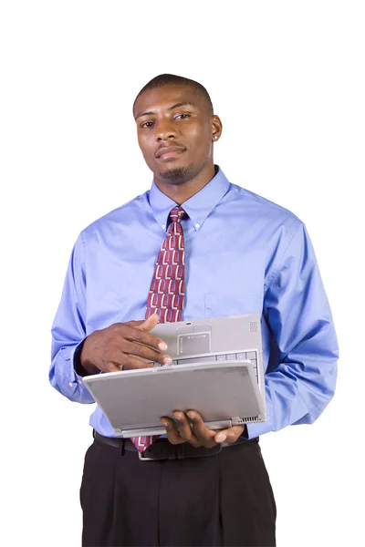 Młody czarny człowiek stojący i pracy na laptopie — Zdjęcie stockowe