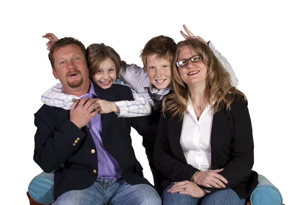 白い背景の上ポーズかわいい家族 — ストック写真