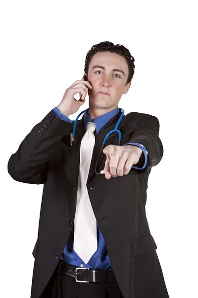 Молодой доктор разговаривает по мобильному телефону и показывает пальцем — стоковое фото