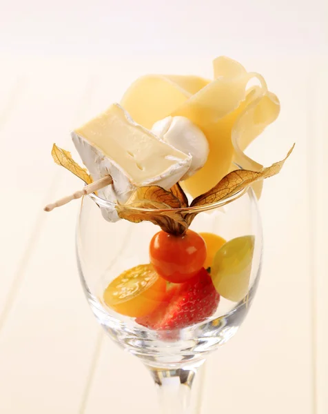 Aperitivo de queijo e frutas — Fotografia de Stock