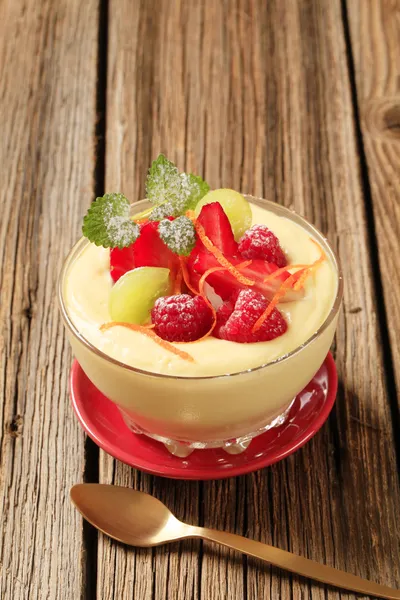 Pudding and fruit — Stock Photo, Image