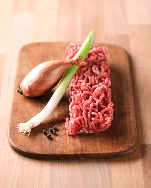 Сырое мясо и лук — стоковое фото
